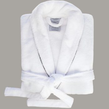   Albornoz VERDI Soft Touch S/M – 50% algodón, 50% poliéster, 310 g/m², blanco, cuello tipo chal, con ribete plateado y 2 bolsillos