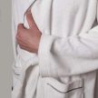 Albornoz VERDI Soft Touch S/M – 50% algodón, 50% poliéster, 310 g/m², blanco, cuello tipo chal, con ribete plateado y 2 bolsillos